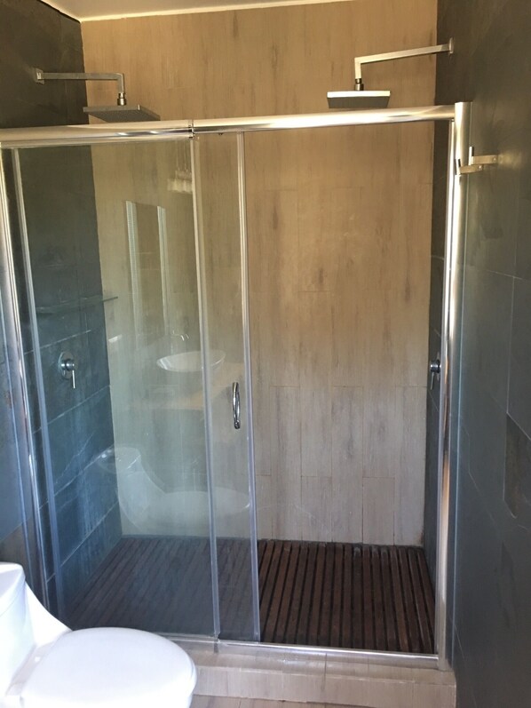 Combinazione doccia/vasca, asciugacapelli, asciugamani, sapone
