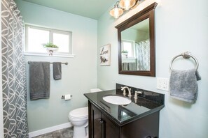 Chuveiro/banheira combinados, secador de cabelo, toalhas de banho 