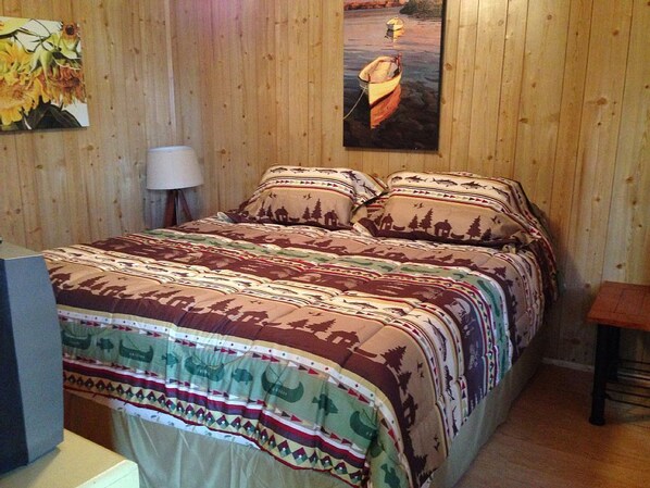 2 bedrooms, travel cot, WiFi, bed sheets