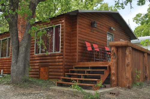 Catfish Cabin- cozy cabin near water in Texoma! Sleeps 4+