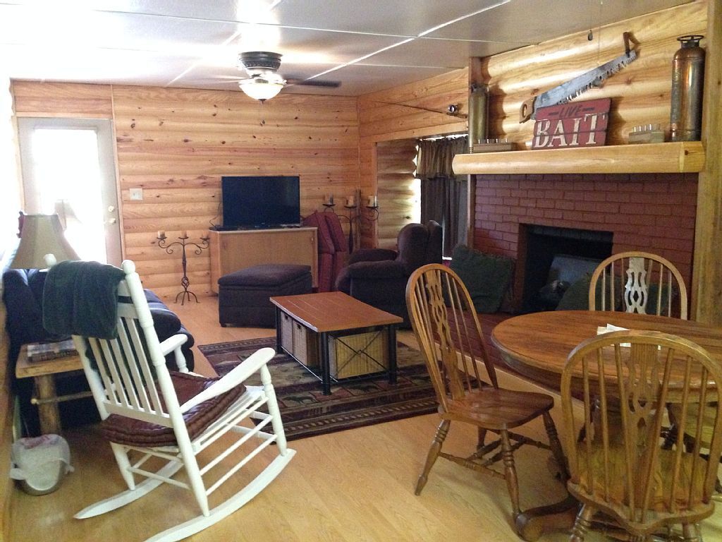 Catfish Cabin- cozy cabin near water in Texoma! Sleeps 4+