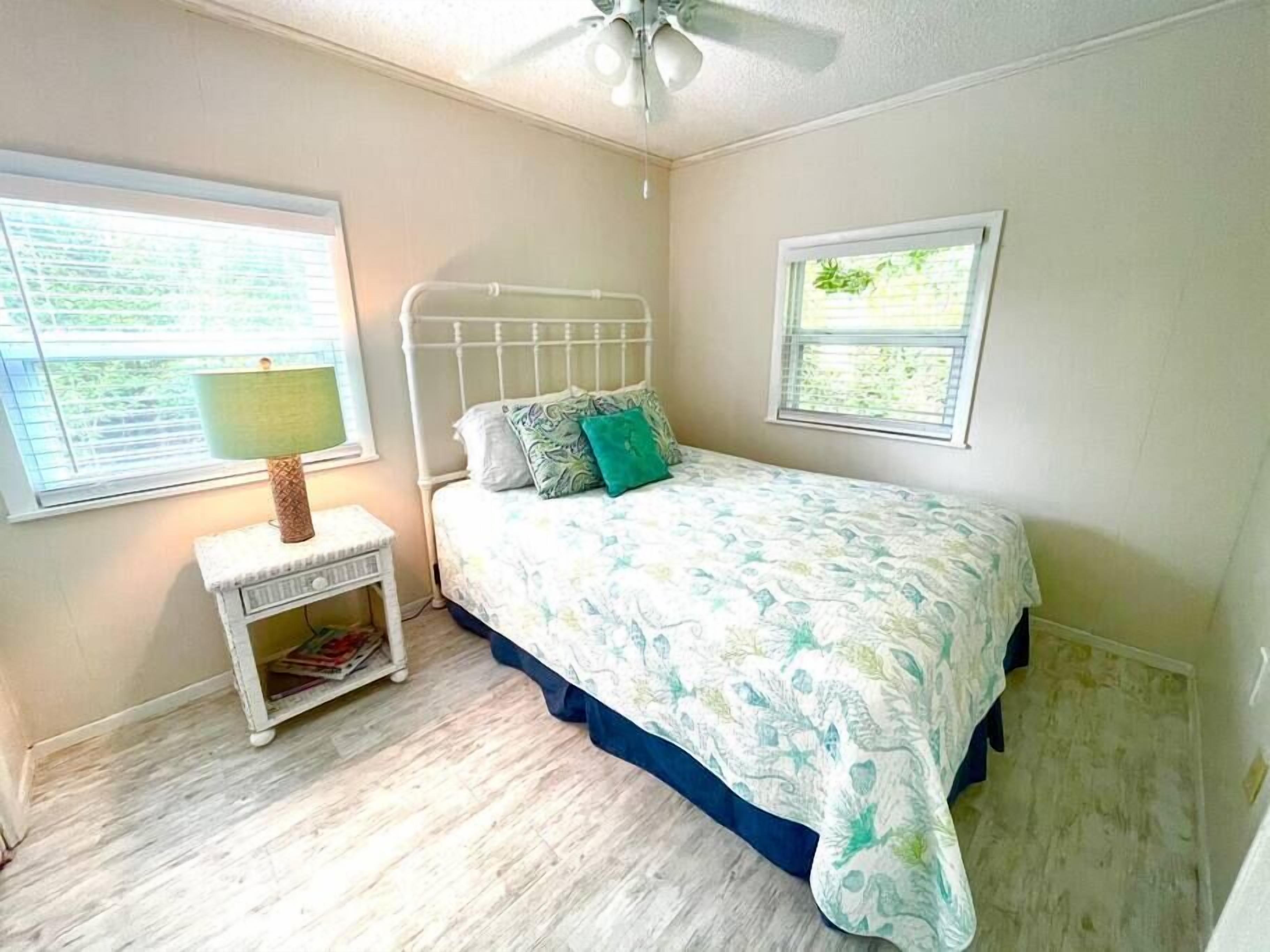 Hammock Haven: Cozy tropical island home close to beach and bay!