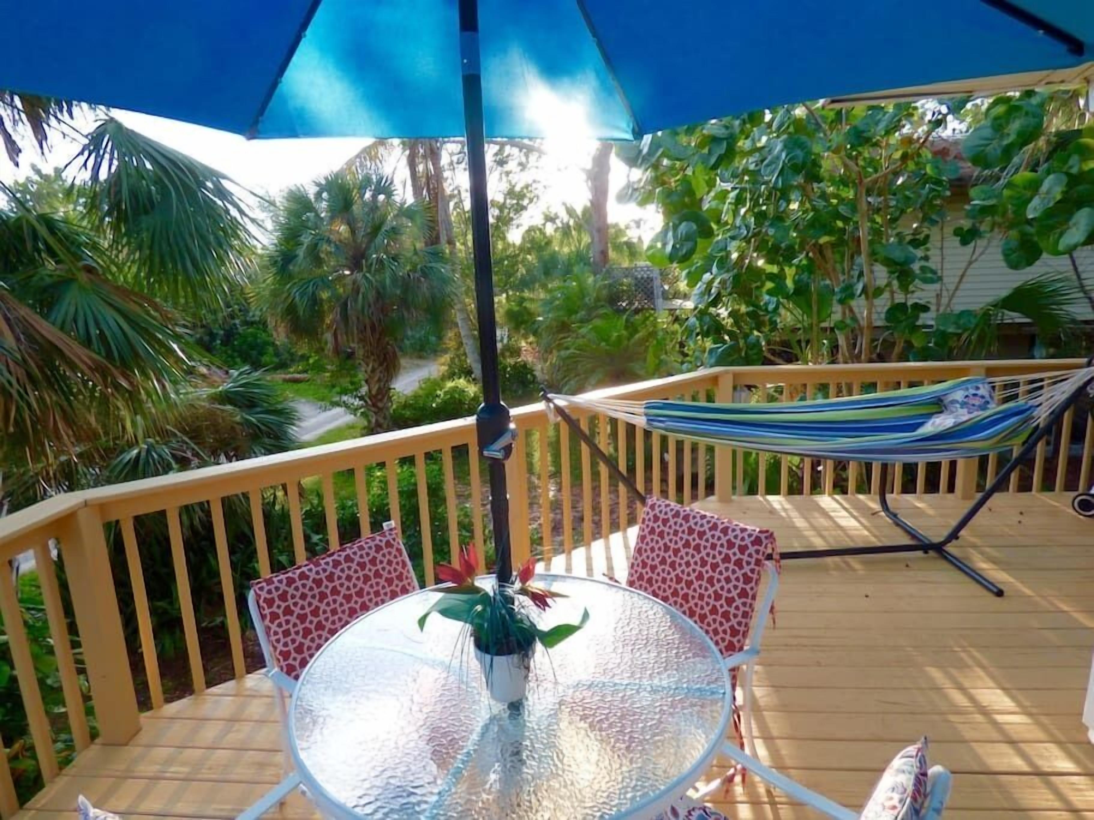 Hammock Haven: Cozy tropical island home close to beach and bay!