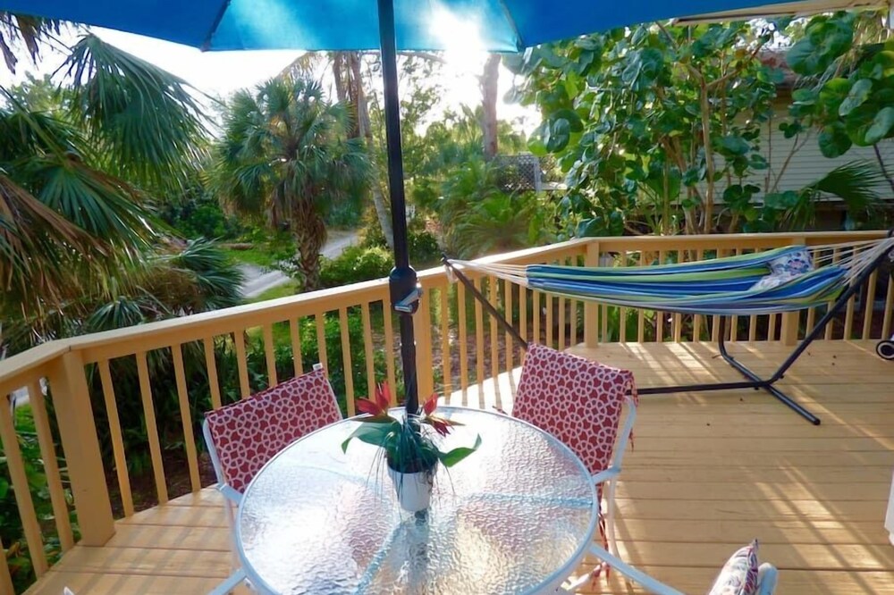 Hammock Haven: Cozy tropical island home close to beach and bay!