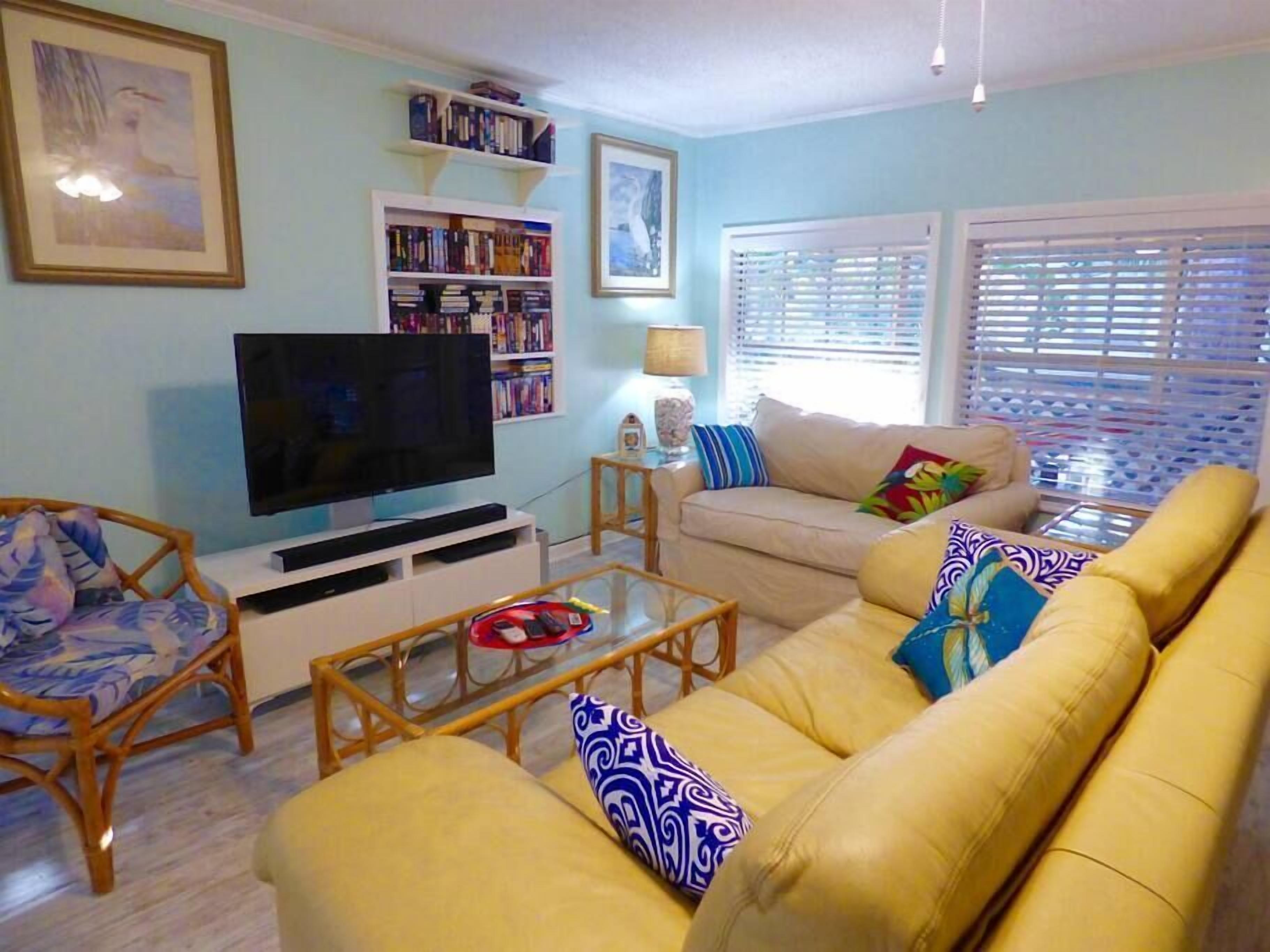 Hammock Haven: Cozy tropical island home close to beach and bay!