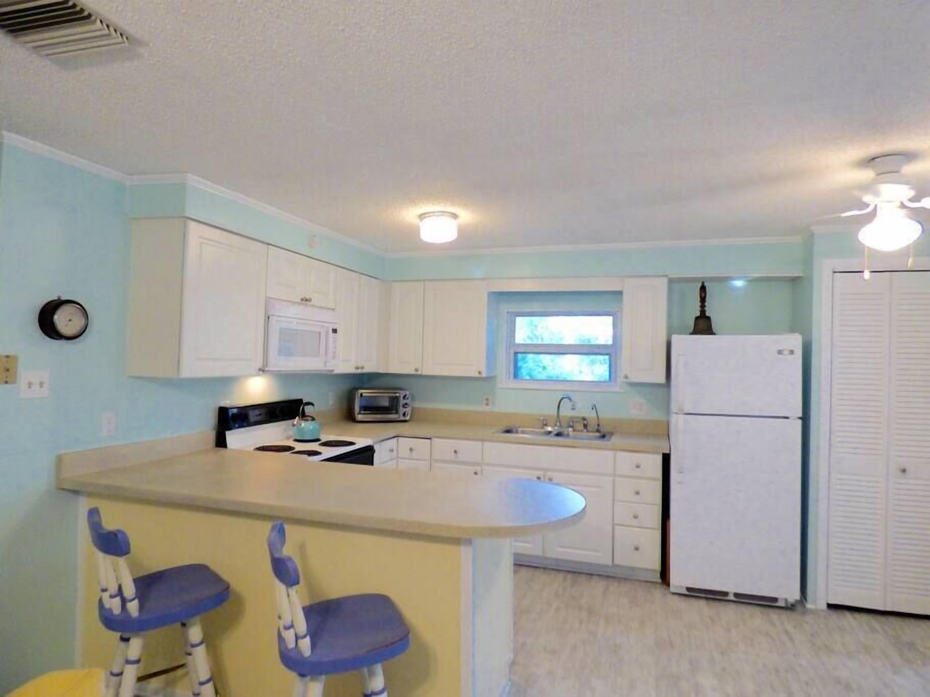 Hammock Haven: Cozy tropical island home close to beach and bay!