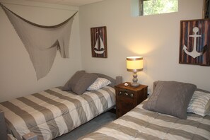 6 bedrooms, desk, iron/ironing board, free WiFi - Crystal Clear Lake Water with Spectacular Sandy Beach and Million Dollar Sunsets (Willsboro)
