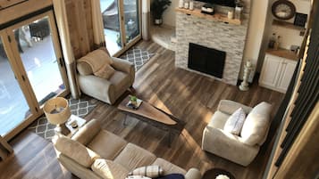 TV connectée, cheminée, table de tennis de table, chaßne hi-fi