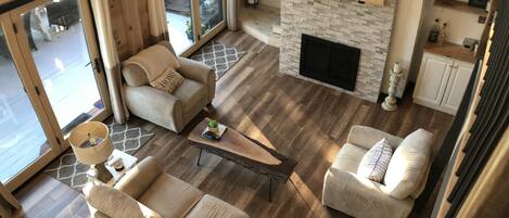 Smart TV, fireplace, table tennis, stereo