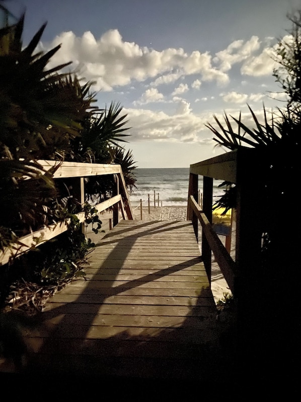 Beach nearby, sun-loungers, beach towels