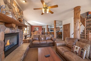 Télévision, cheminée, lecteur de DVD, baby-foot