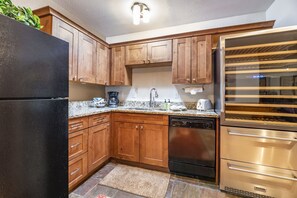 Fridge, microwave, oven, stovetop - Huge 8BR/5 Bath Family Home near Keystone--10 beds + 3 queen sofas in 11 rooms (Keystone)