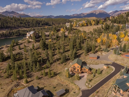 Huge 8BR/5 Bath Family Home near Keystone--10 beds + 3 queen sofas in 11 rooms