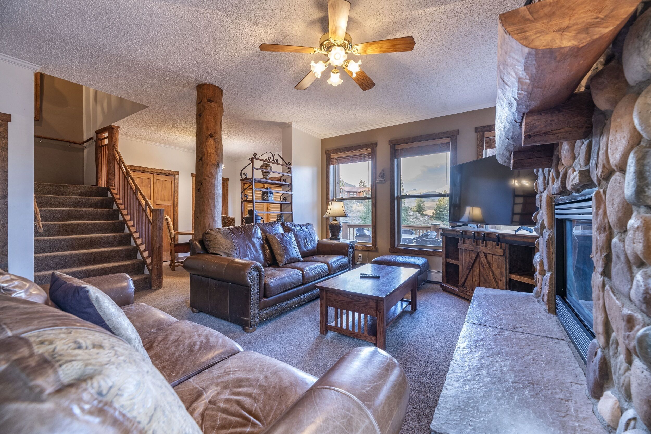 Fernseher, Kamin, DVD-Player, Tischfußball