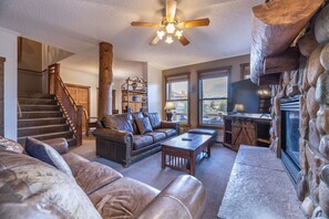 Télévision, cheminée, lecteur de DVD, baby-foot