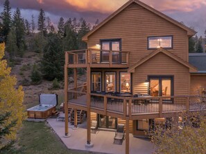 Terrace/patio - Huge 8BR/5 Bath Family Home near Keystone--10 beds + 3 queen sofas in 11 rooms (Keystone)