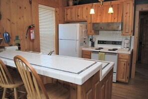 Kühlschrank, Ofen, Geschirrspüler, Wasserkocher mit Kaffee-/Teezubehör