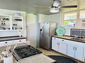 Geladeira, micro-ondas, fogão, cooktop