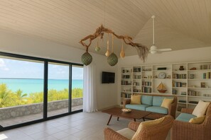 Een televisie, boeken en een stereo