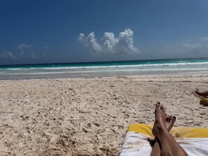 Plage, chaises longues, serviettes de plage
