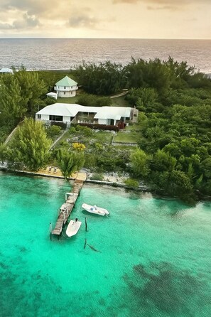 Rannalla, aurinkotuoleja, rantapyyhkeitä