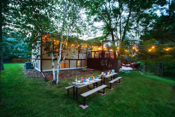 Private yard w/ outdoor eating space, tons of grass for the kids to run around!