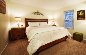 6 Schlafzimmer, Schreibtisch, Bügeleisen/Bügelbrett, Reisekinderbett