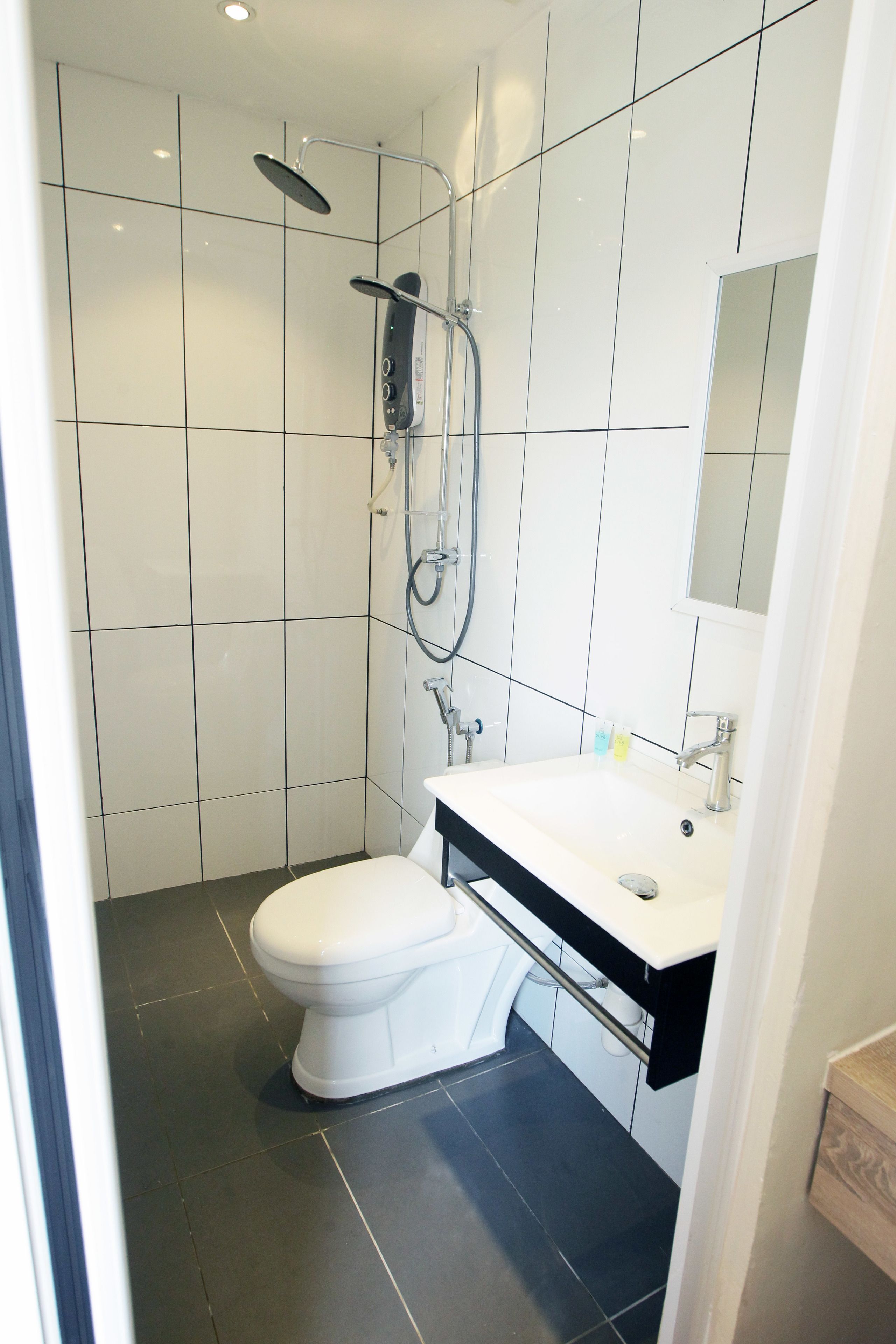 Basic Triple Room, Non Smoking | Bilik Mandi | Pancuran mandi, kelengkapan dandanan diri percuma, pengering rambut 