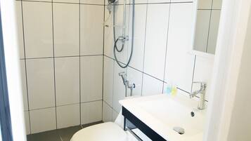 Basic Triple Room, Non Smoking | Bilik Mandi | Pancuran mandi, kelengkapan dandanan diri percuma, pengering rambut