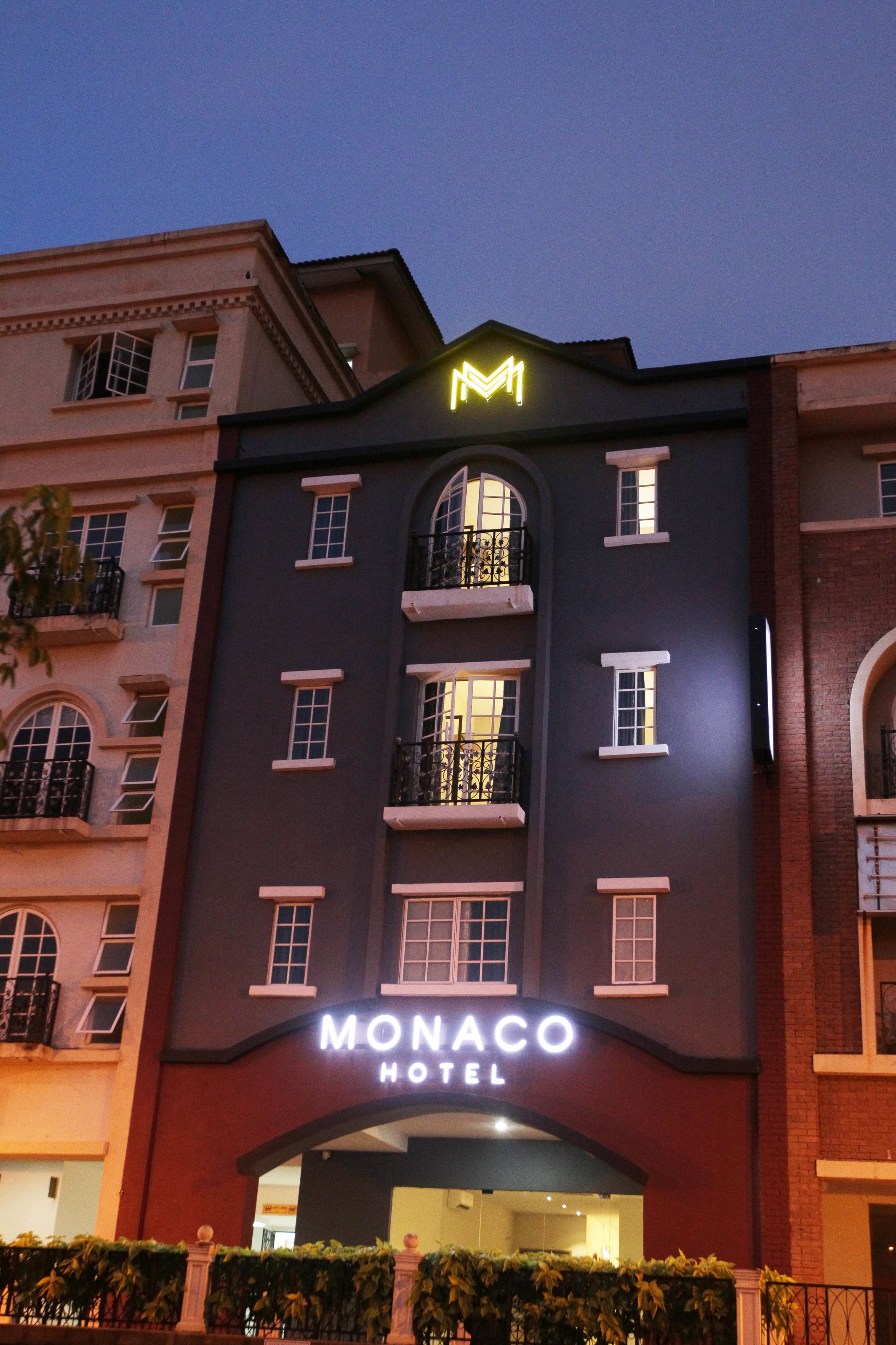 Fachada de la propiedad por la tarde o noche