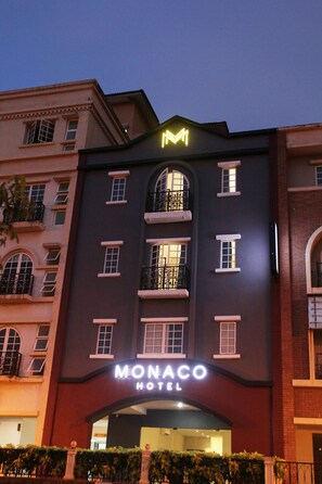 Vista frontal de la propiedad por la tarde o noche