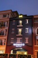 住宿正面 - 傍晚/夜晚