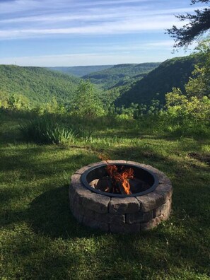 Property grounds - Bluff House — Magnificent View| Renovated Lux | Close to Waterfalls, Hikes & The Caverns (Tracy City)