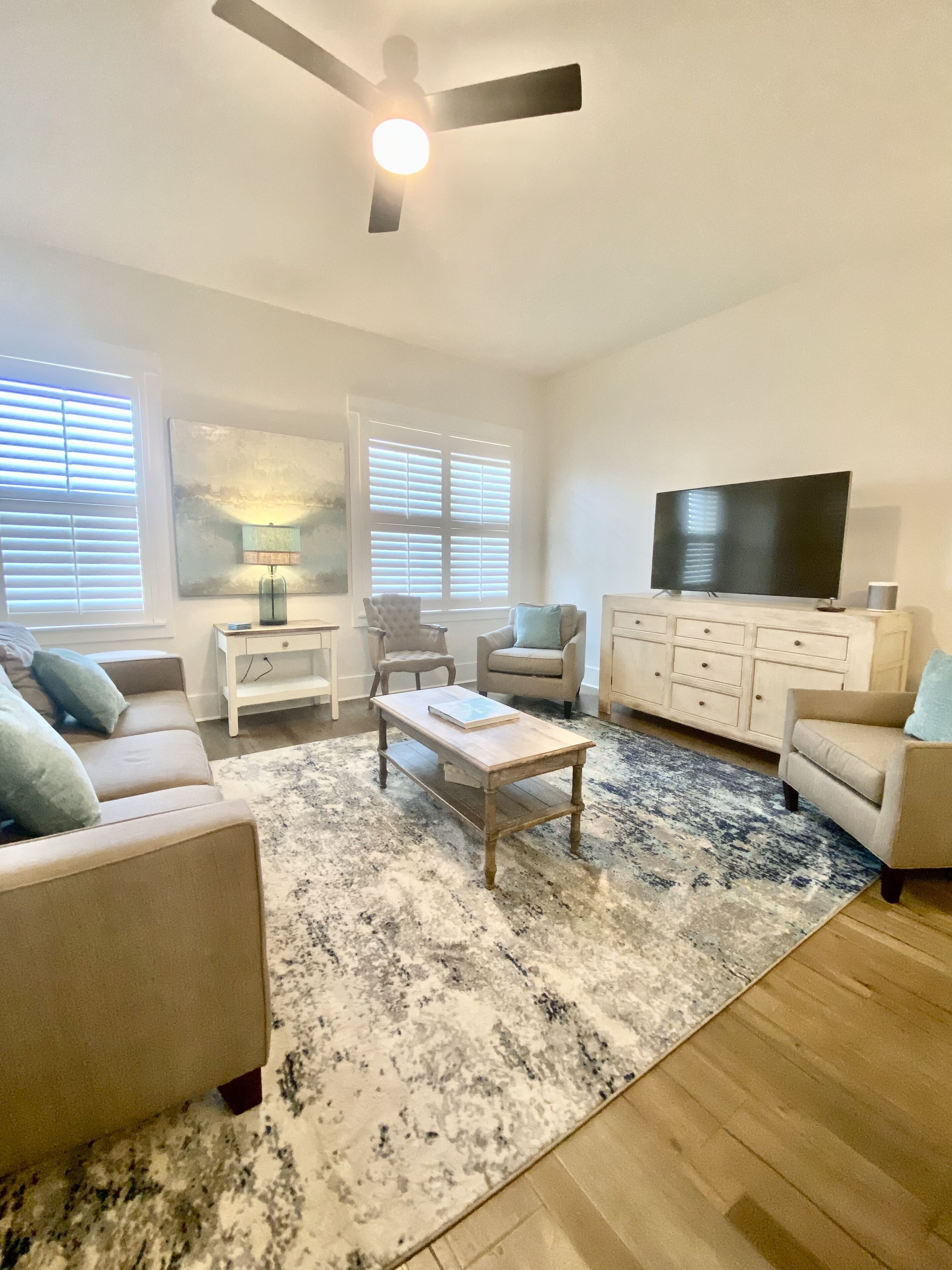 Great Winter Rates! Top unit w/ large pool, hot tub, easy beach access.