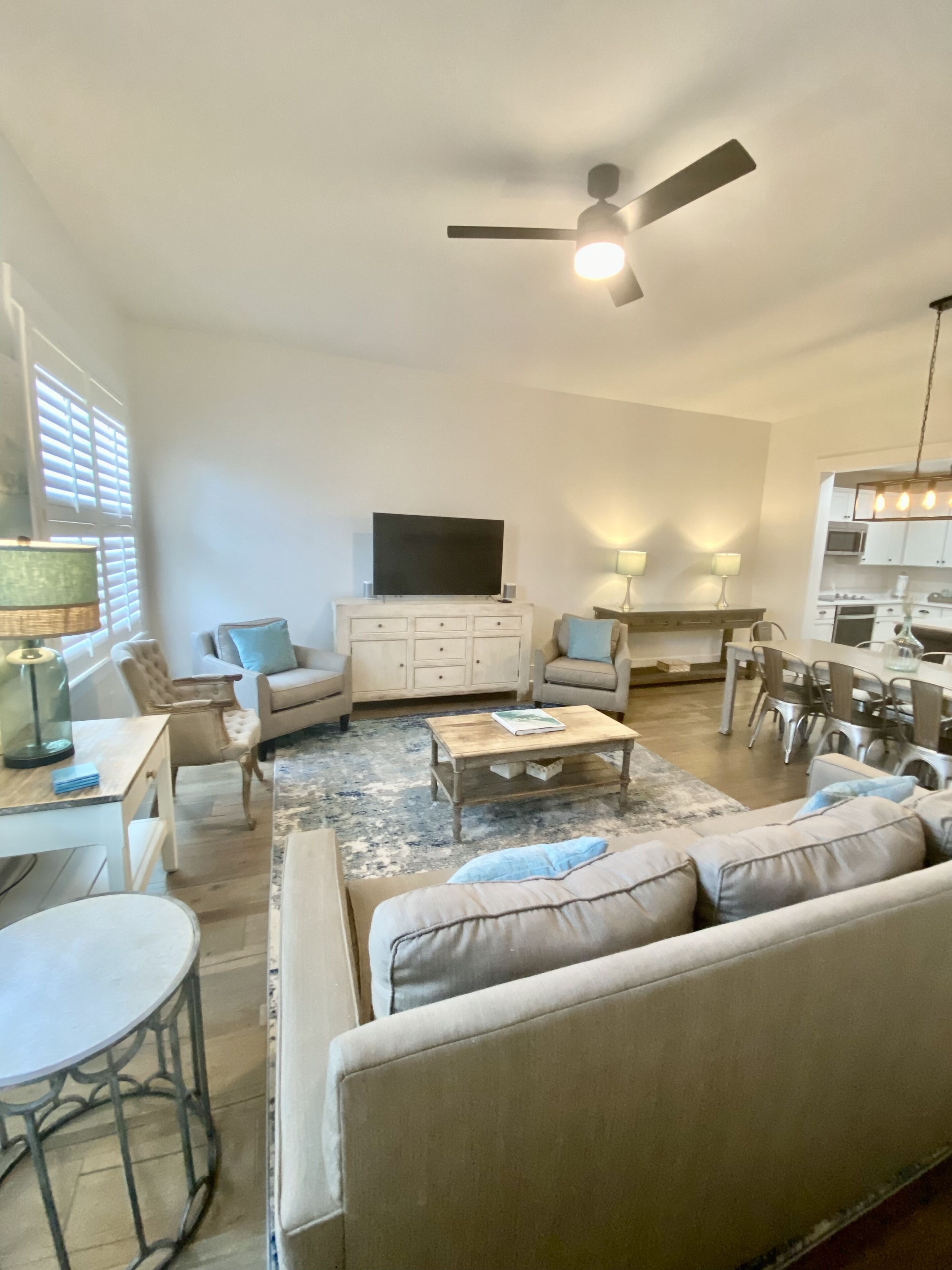 Great Winter Rates! Top unit w/ large pool, hot tub, easy beach access.