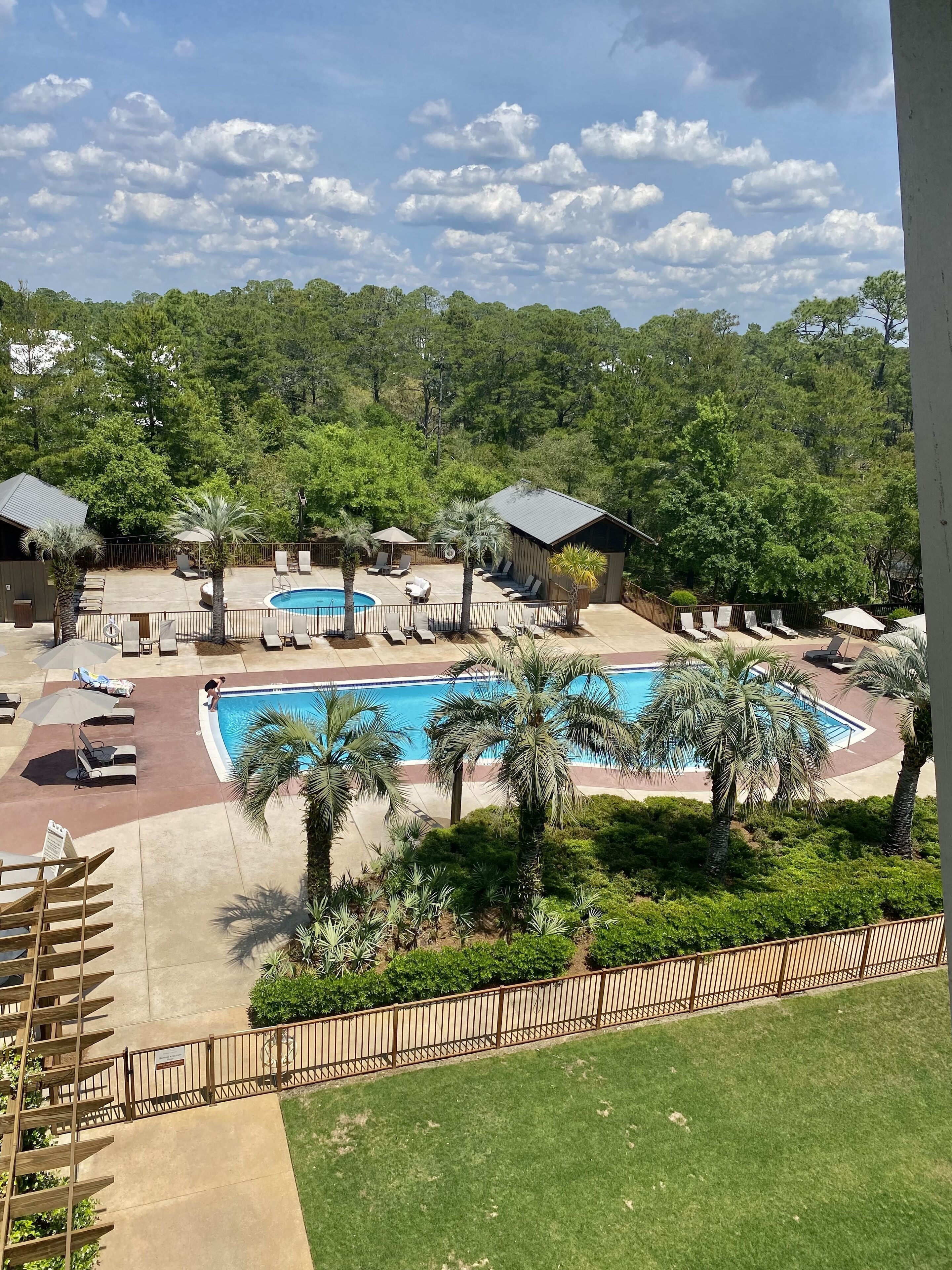 Great Winter Rates! Top unit w/ large pool, hot tub, easy beach access.