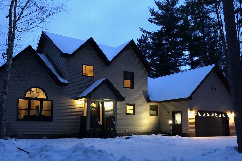Beautiful 4 bedroom 2 bath home on the Au Train River blocks from the beach