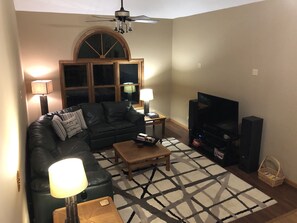 Smart TV, fireplace, DVD player, stereo - Beautiful 4 bedroom 2 bath home on the Au Train River blocks from the beach (Au Train)