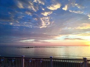 Property grounds - 4 BR / 2 Bath beach house. Beachfront. Walking distance to Scituate Harbor! (Scituate)