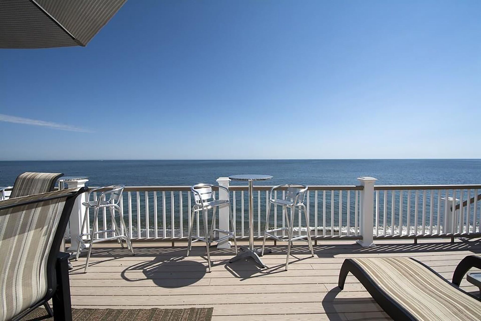 4 BR / 2 Bath beach house. Beachfront. Walking distance to Scituate Harbor!