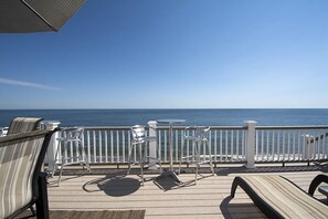 Property grounds - 4 BR / 2 Bath beach house. Beachfront. Walking distance to Scituate Harbor! (Scituate)