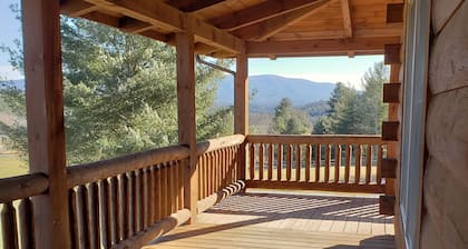 Lakeside Log Home en pintoresca granja privada