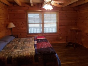 3 bedrooms, free WiFi, bed sheets - Lakeside Log Home on Picturesque Private Farm (West Augusta)