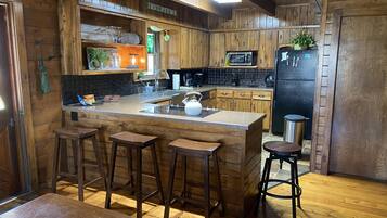 Een koelkast, een magnetron, een oven, een kookplaat