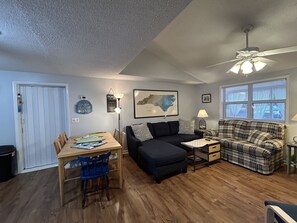 Smart-tv, boeken en een computerscherm