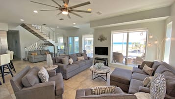 智能電視、壁爐、DVD 播放機