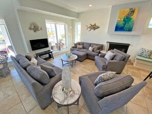 Smart TV, fireplace, DVD player - Beach House, Pet friendly, Elevator, Gulf Views (Pensacola Beach)