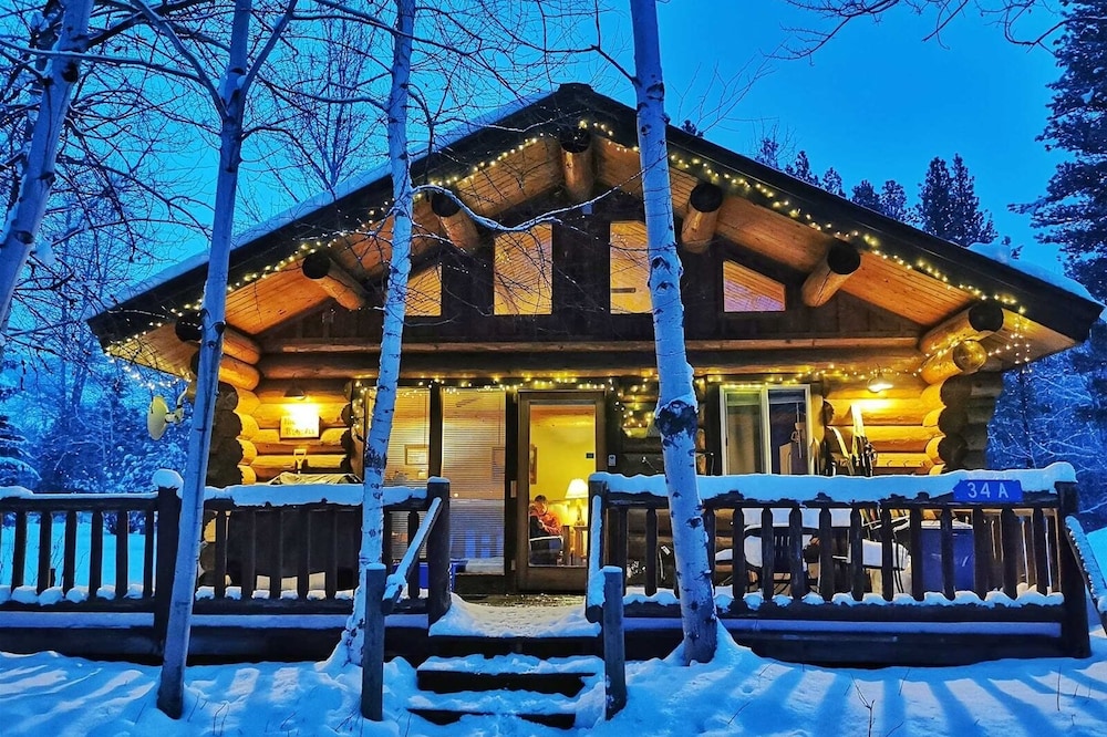 Sleeping Wolf Cabin: 2BR w/ ski trail & river access, pool/hot tub, laundry
