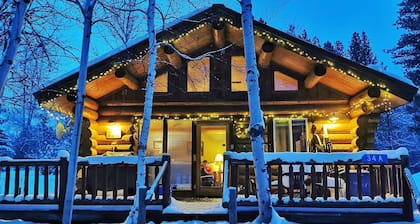 Sleeping Wolf Cabin: 2BR w/ ski trail & river access, pool/hot tub, laundry