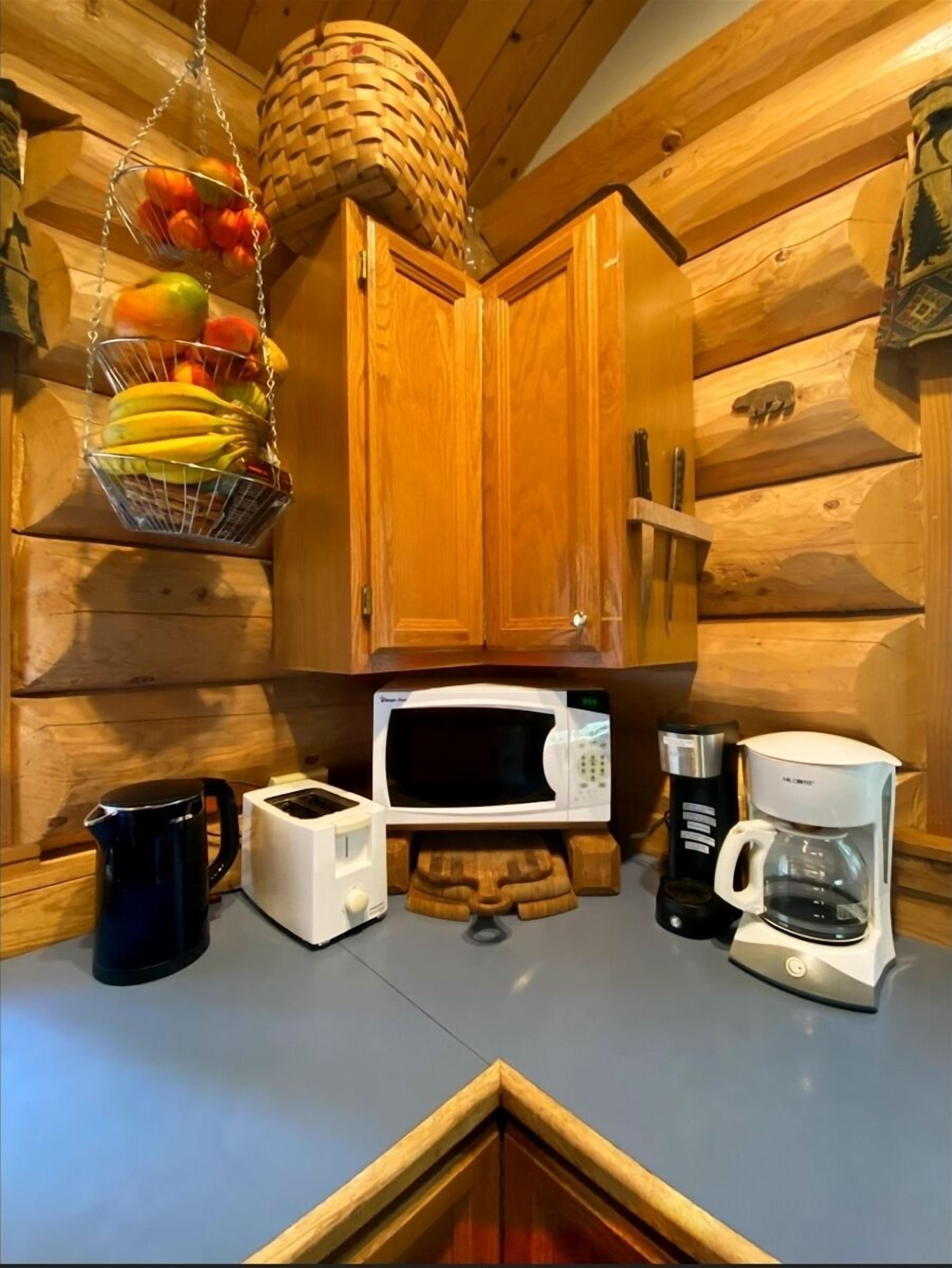 Sleeping Wolf Cabin: 2BR w/ ski trail &amp; river access, pool/hot tub, laundry
